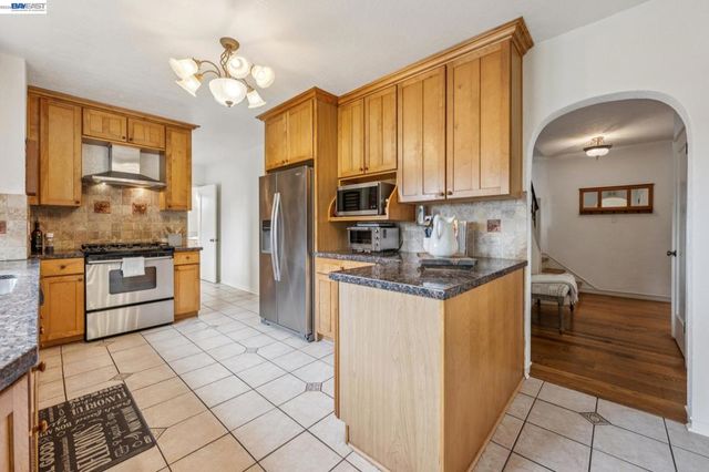 5765 Colton Blvd, Oakland, CA 94611
