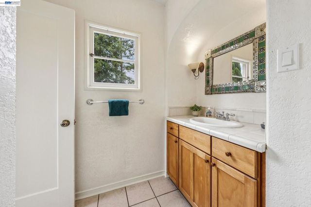 5765 Colton Blvd, Oakland, CA 94611