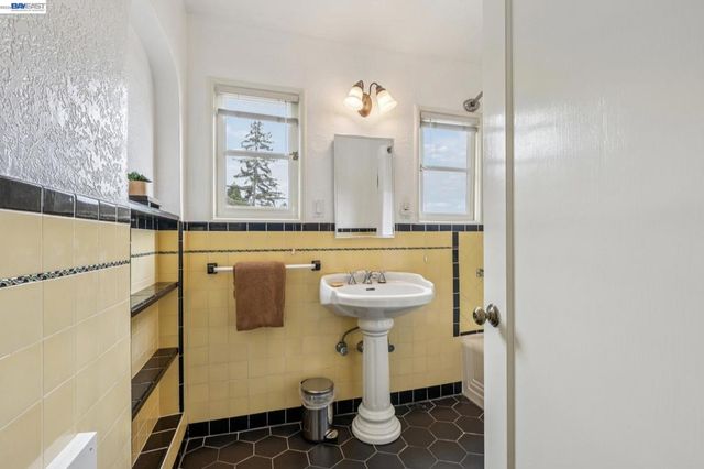5765 Colton Blvd, Oakland, CA 94611