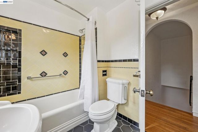 5765 Colton Blvd, Oakland, CA 94611