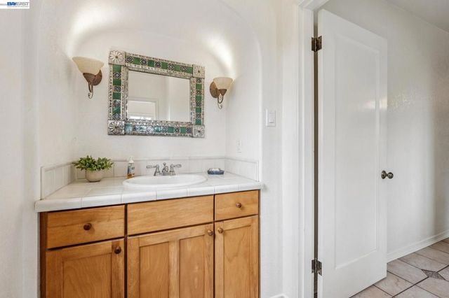 5765 Colton Blvd, Oakland, CA 94611
