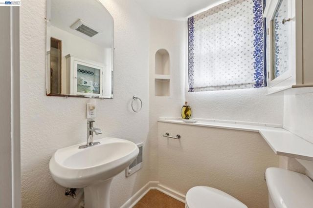5765 Colton Blvd, Oakland, CA 94611