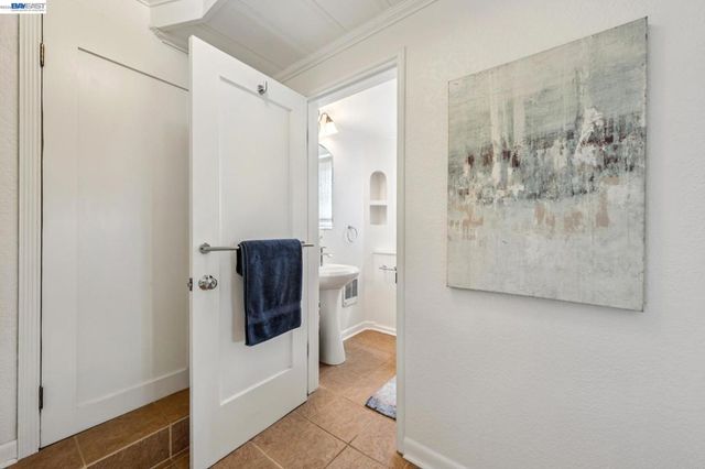 5765 Colton Blvd, Oakland, CA 94611
