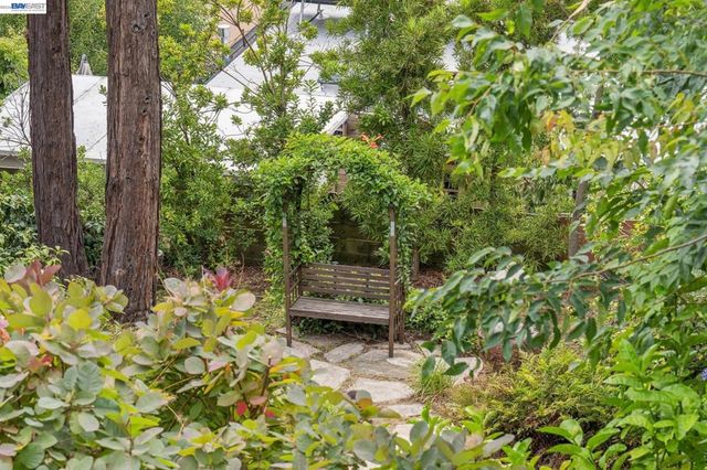 5765 Colton Blvd, Oakland, CA 94611