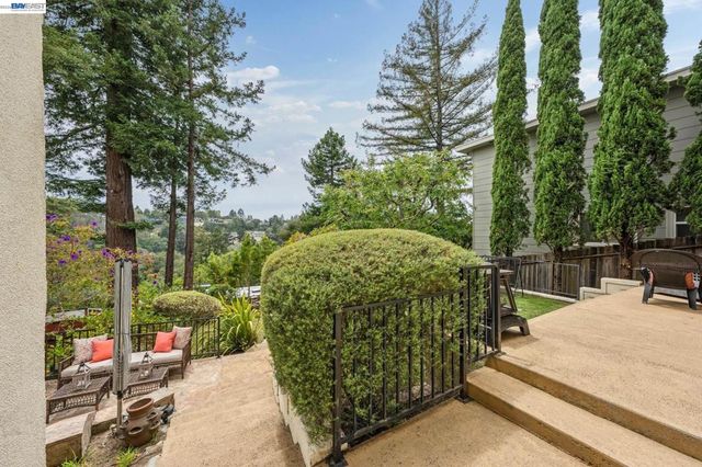 5765 Colton Blvd, Oakland, CA 94611