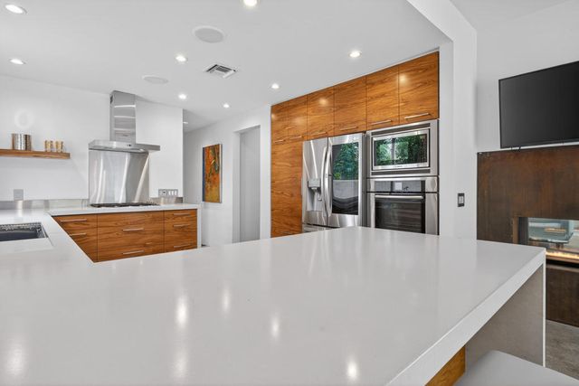 2111 S Camino Barranca, Palm Springs, CA 92264