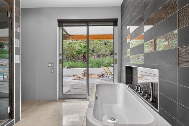 2111 S Camino Barranca, Palm Springs, CA 92264