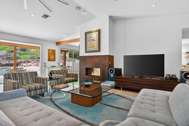 2111 S Camino Barranca, Palm Springs, CA 92264