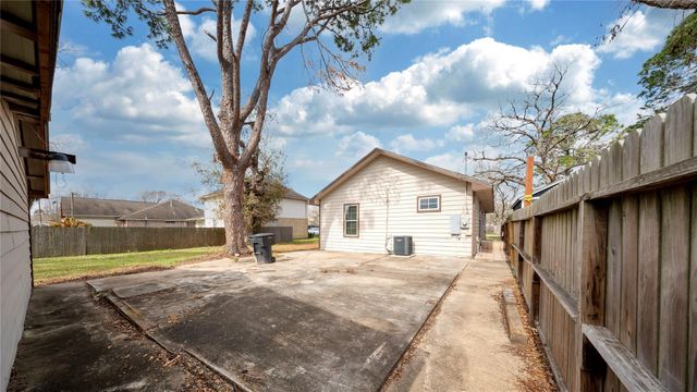 8214 Peekskill Lane, Houston, TX 77075