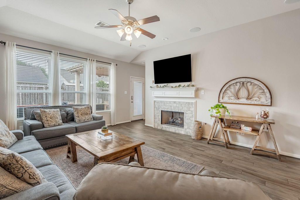 Image 10 of property listing at 21606 Venture Park Drive, Richmond, TX 77406