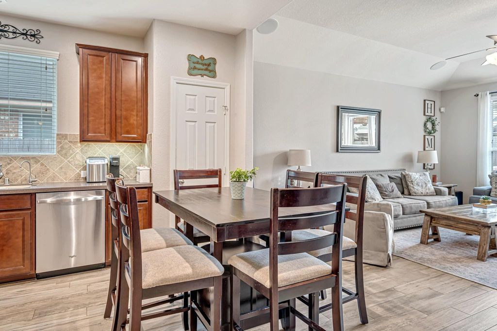 Image 6 of property listing at 21606 Venture Park Drive, Richmond, TX 77406