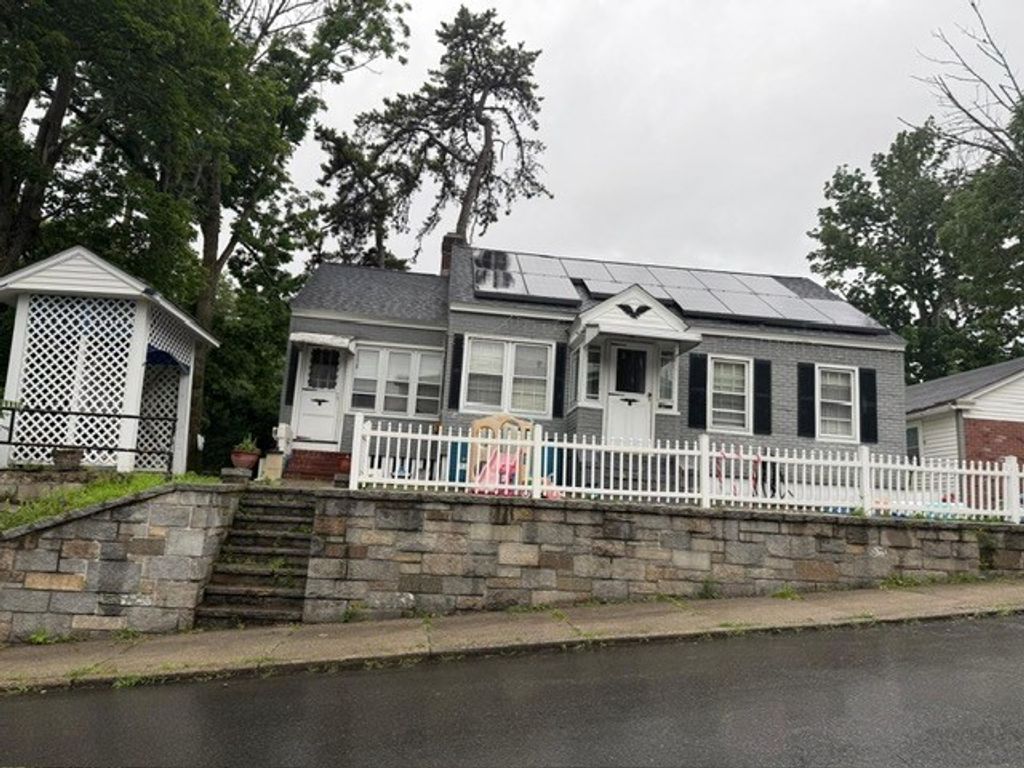 135 Pearl St, Lawrence, MA 01841