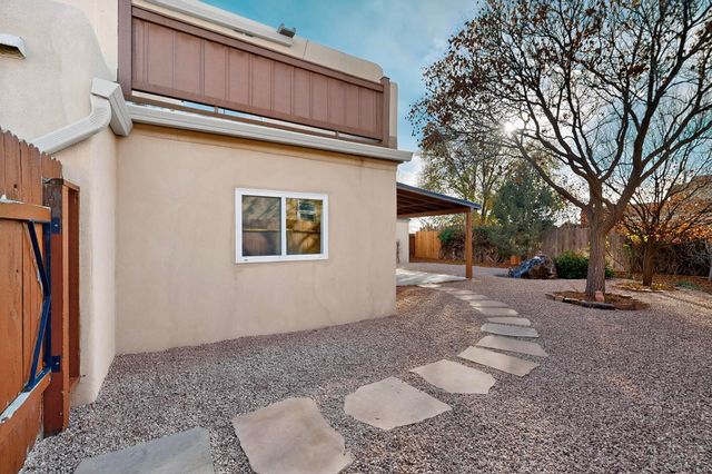 1336 Acequia Borrada, Santa Fe, NM 87507