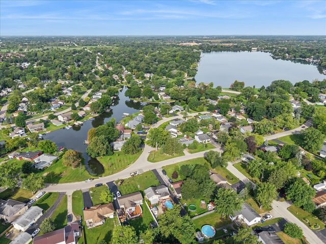 33147 N Lake Shore Drive, Grayslake, IL 60030