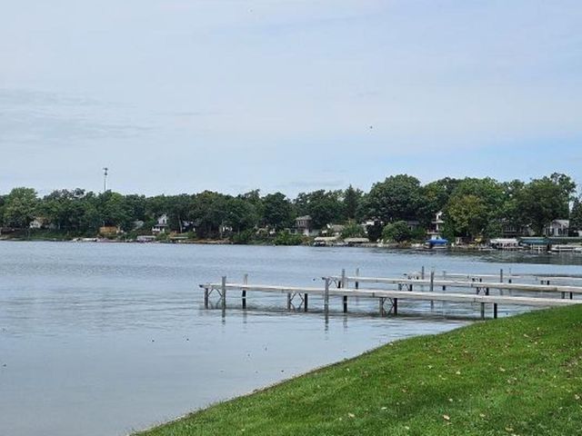 33147 N Lake Shore Drive, Grayslake, IL 60030