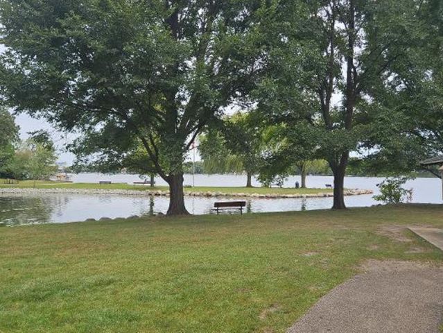 33147 N Lake Shore Drive, Grayslake, IL 60030