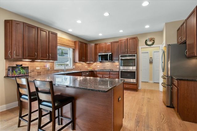 33147 N Lake Shore Drive, Grayslake, IL 60030