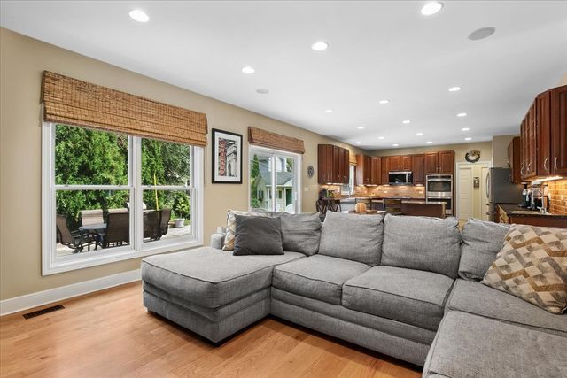33147 N Lake Shore Drive, Grayslake, IL 60030
