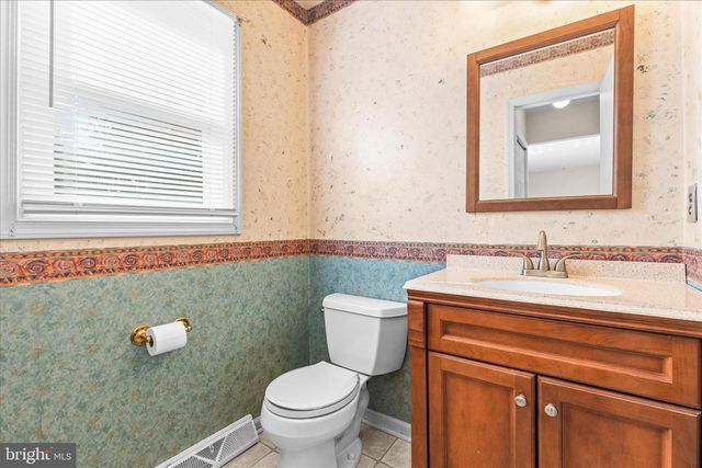 686 CORTLAND DR, York, PA 17403