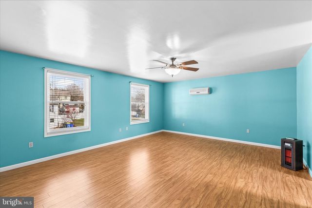 686 CORTLAND DR, York, PA 17403