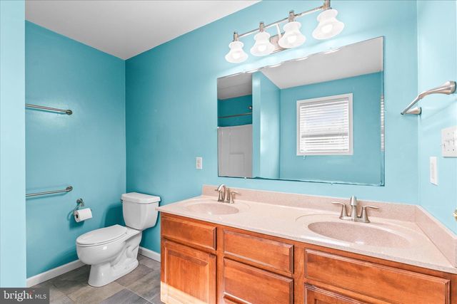 686 CORTLAND DR, York, PA 17403