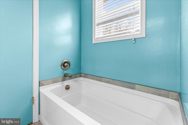 686 CORTLAND DR, York, PA 17403