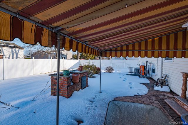 389 Beebe Court, North Babylon, NY 11703