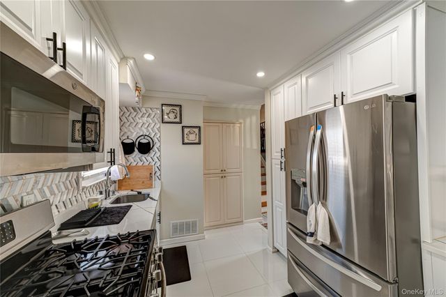 389 Beebe Court, North Babylon, NY 11703