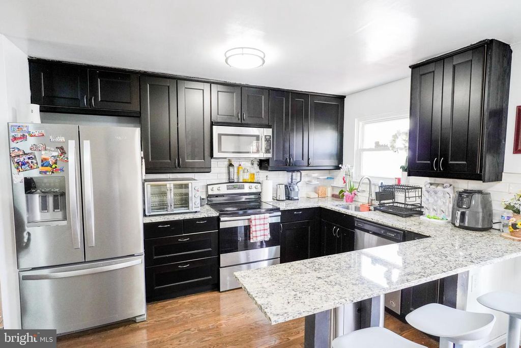 Image 4 of property listing at 7703 MEATH CT, Glen Burnie, MD 21060