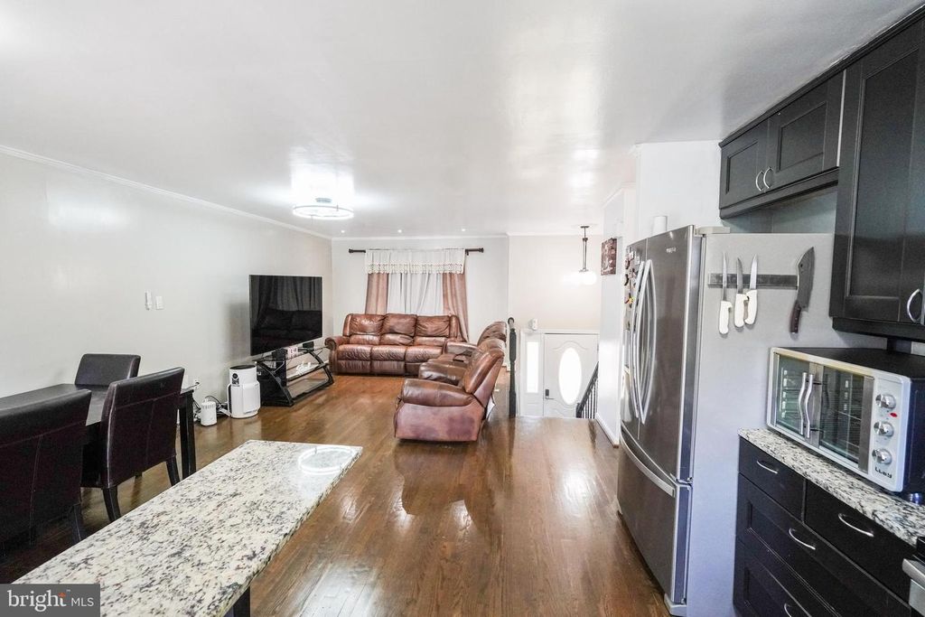 Image 8 of property listing at 7703 MEATH CT, Glen Burnie, MD 21060