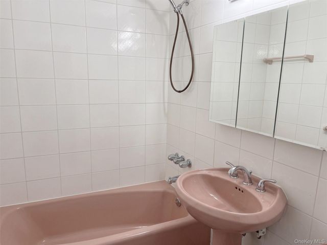 43-25 Douglaston Parkway 2B, Douglaston, NY 11363