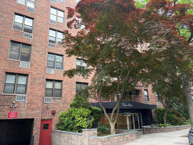 43-25 Douglaston Parkway 2B, Douglaston, NY 11363