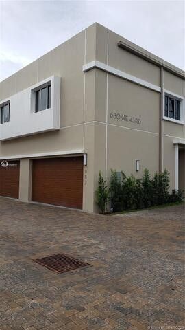 698 NE 43rd Street 698, Oakland Park, FL 33334