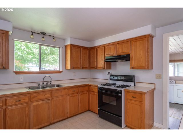 66 Nw CARY St, Winston, OR 97496