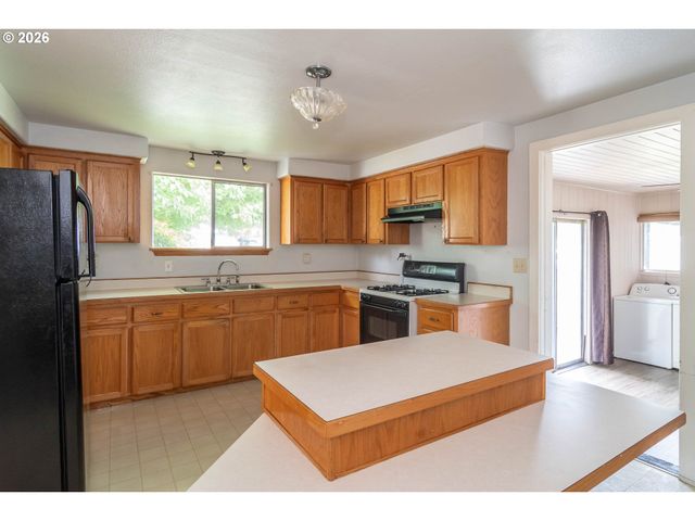 66 Nw CARY St, Winston, OR 97496