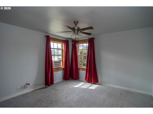 66 Nw CARY St, Winston, OR 97496