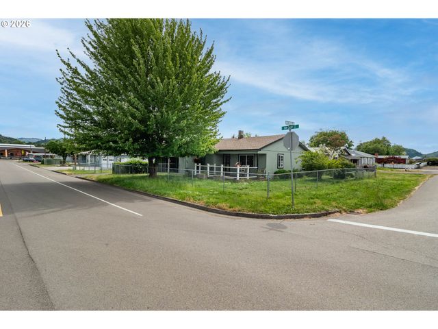 66 Nw CARY St, Winston, OR 97496