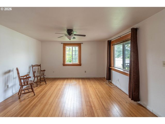 66 Nw CARY St, Winston, OR 97496