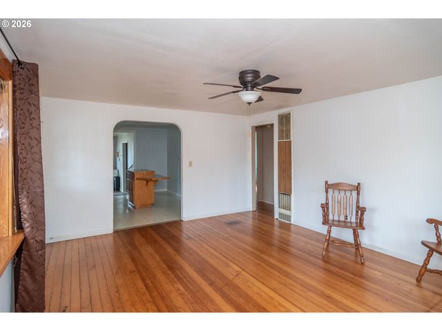 66 Nw CARY St, Winston, OR 97496