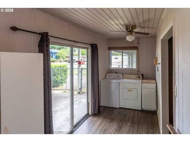 66 Nw CARY St, Winston, OR 97496