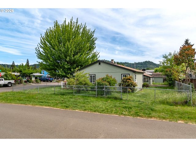 66 Nw CARY St, Winston, OR 97496