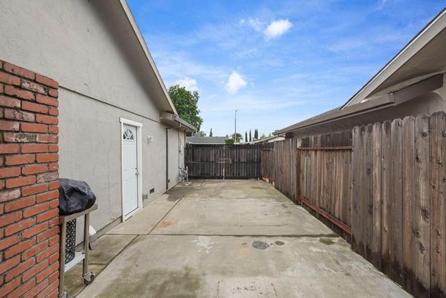 108 Ridge Dr, Lodi, CA 95240