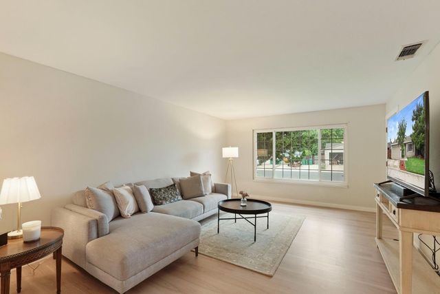 108 Ridge Dr, Lodi, CA 95240