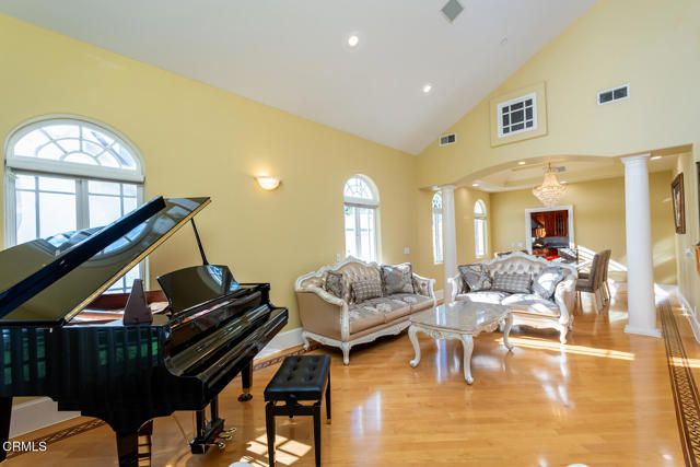 1075 E Tujunga Avenue, Burbank, CA 91501