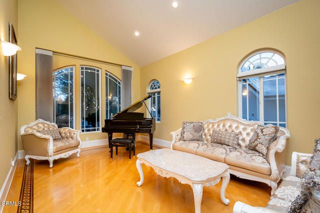 1075 E Tujunga Avenue, Burbank, CA 91501