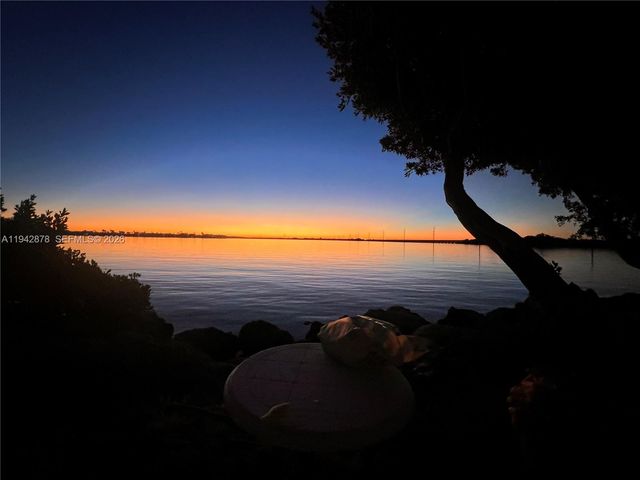 5017 Sunset Village Dr, Duck, FL 33050