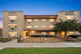 415 S Maple Avenue 202, Oak Park, IL 60302