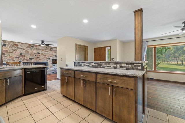 S76W31156 Century DRIVE, Mukwonago, WI 53149