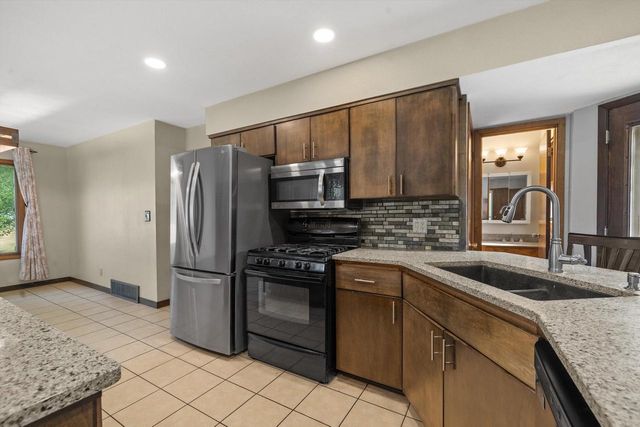 S76W31156 Century DRIVE, Mukwonago, WI 53149