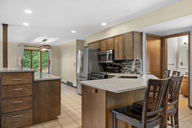 S76W31156 Century DRIVE, Mukwonago, WI 53149